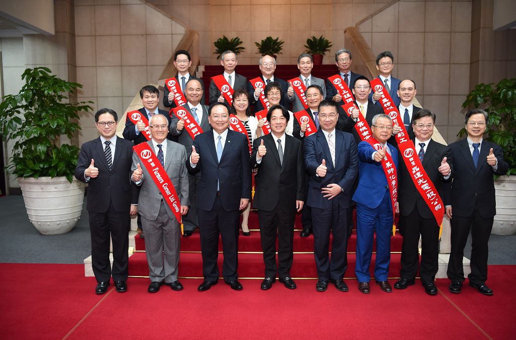 Premier promotes economy at reception for award-winning SMEs