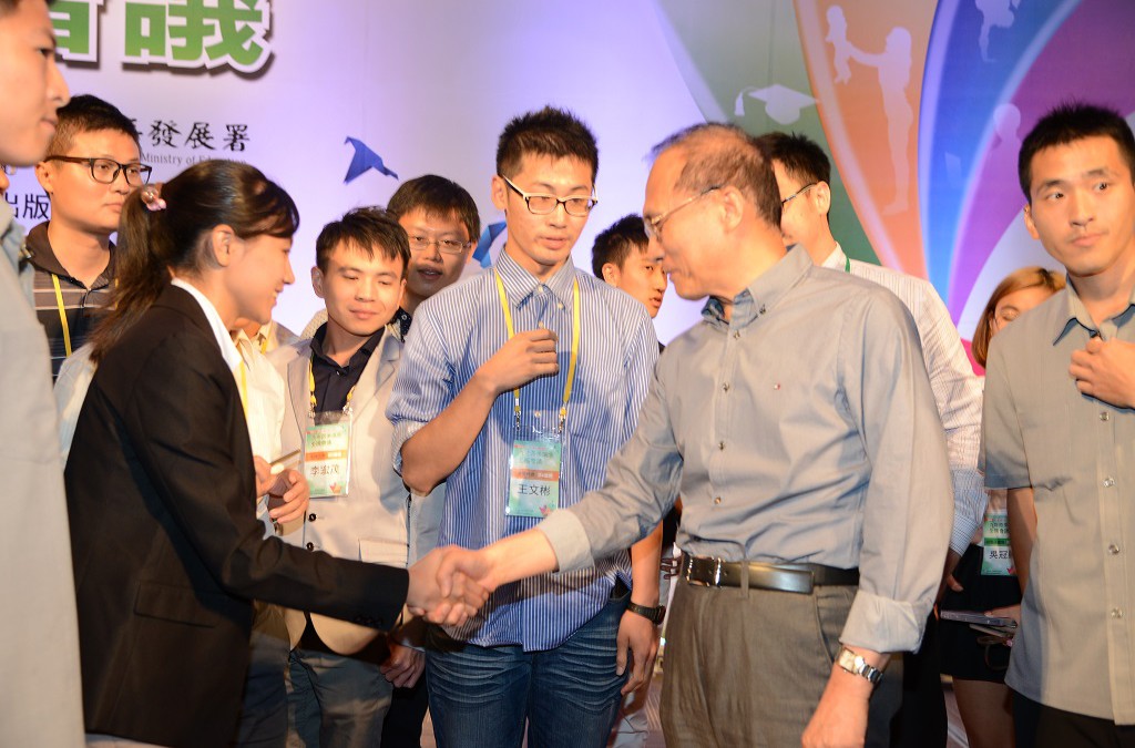 Premier encourages young Taiwanese to participate in public policies