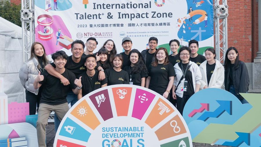 "We are seeking international talents" NTU helps companies recruit, making a splash at the campus job fair