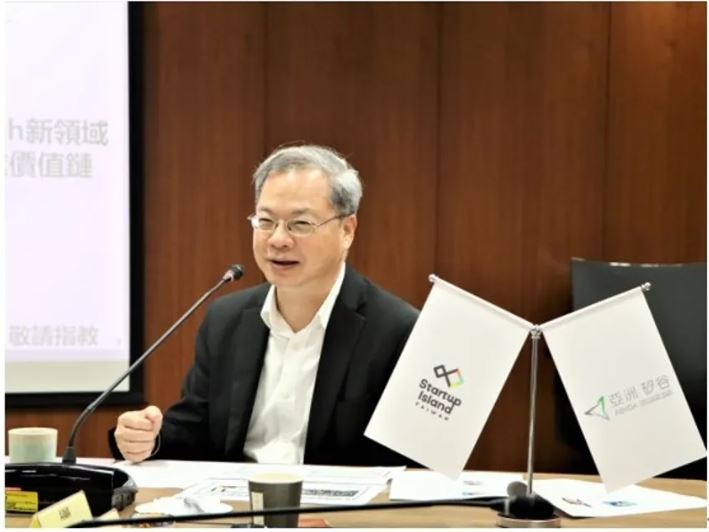 National Development Council aims to loosen the financial regulations for Gold Card holders and foreign professionals in Taiwan