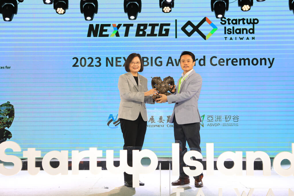 2023 年榮獲國發會 Next Big 殊榮，獲得蔡英文總統頒獎。