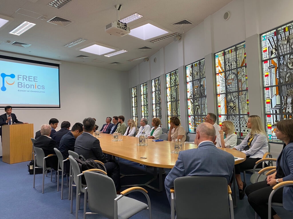 福寶科技前往立陶宛，向當地最大醫院主管介紹智慧醫療解決方案。