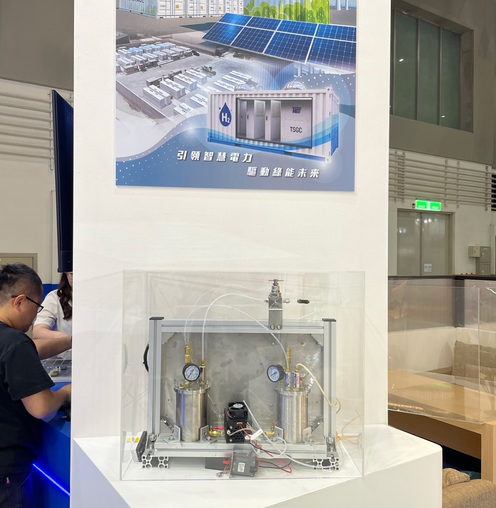 鴻躉以「廢板製氫」技術亮相 2025 國際智慧能源週，將太陽能板回收料轉化為綠氫，實現能源循環與零碳創新。