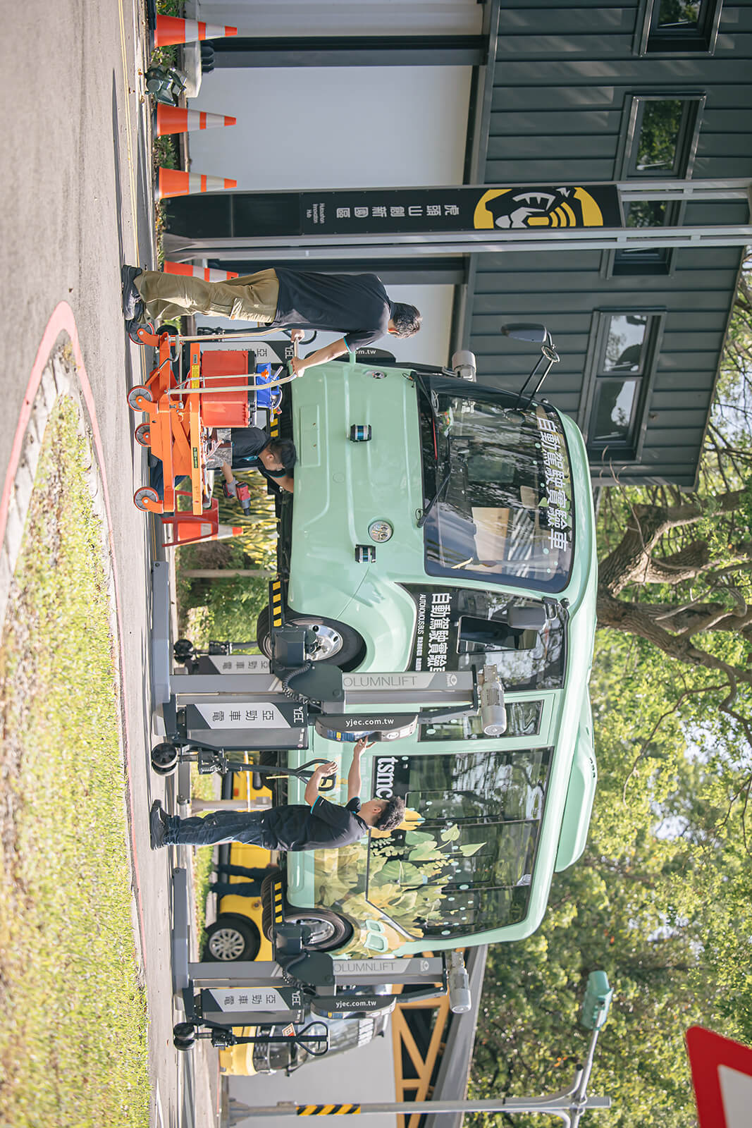 亞勁技術人員現場操作電動車內部系統,展現專業維修處理能力。