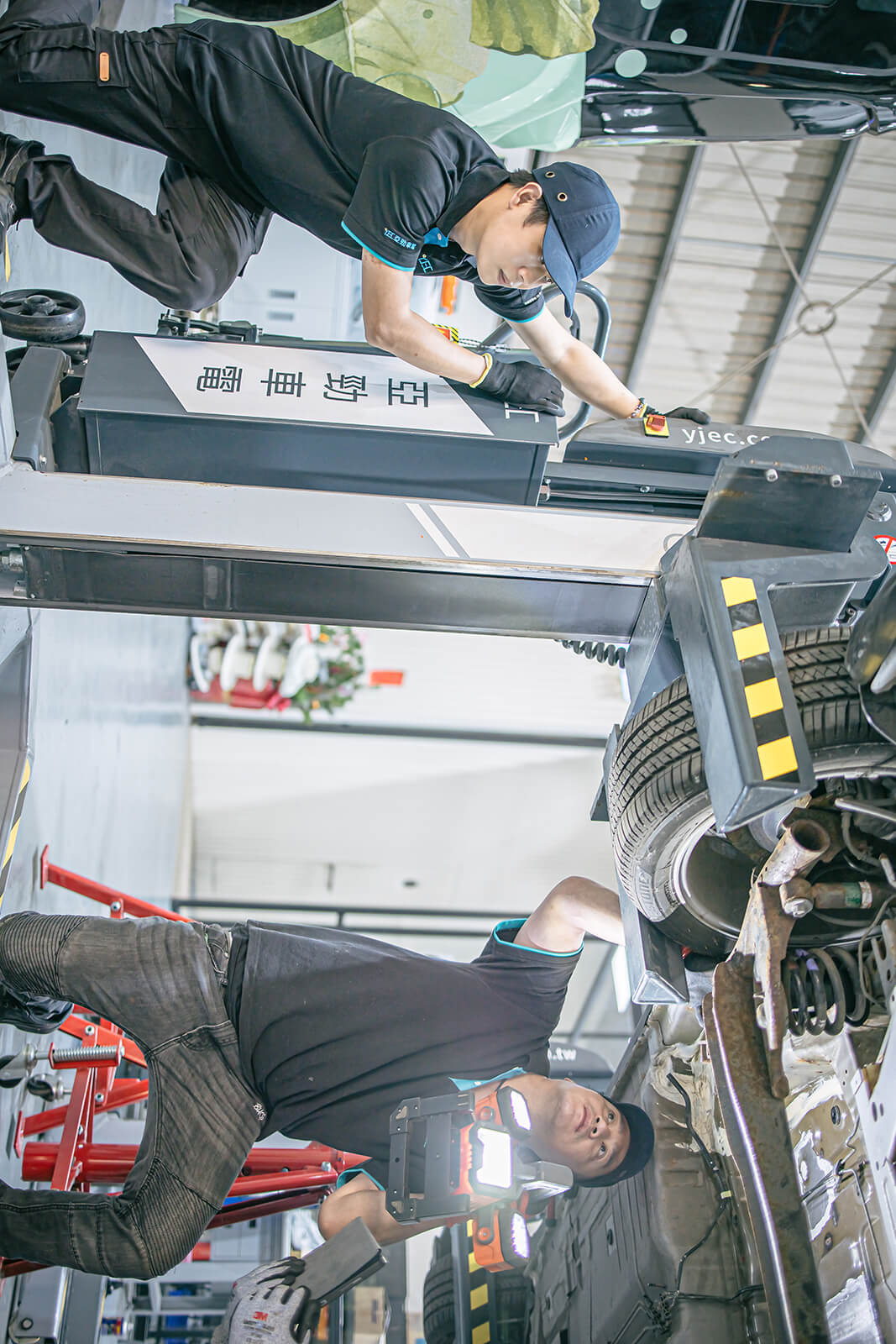 亞勁車電技術團隊進行電動車維修作業,展現高壓電系統維保實力。