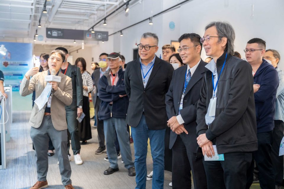 本屆亞灣雲平台微軟新創加速器培育 13 家專精於智慧製造、智慧治理及智慧生活領域的新創團隊。透過三個階段賦能輔導計畫，從數位化升級、產業合作到 AI 技術加值，拓展創新應用至國際市場，創造無窮商業潛力。