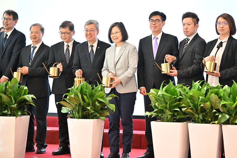 創業觀點-臺灣碳權交易所揭牌　總統：持續協助企業面對淨零轉型　把低碳、零碳的挑戰化為新的機會與商機主要照片