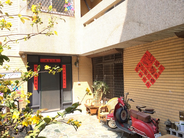 門口小庭院